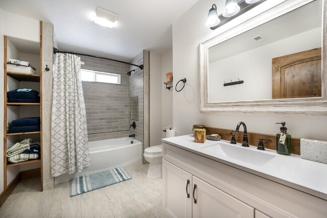 Building Photo - Avail Sept 14th thru May 31st.  Fully furnished w/ internet & utilities included
