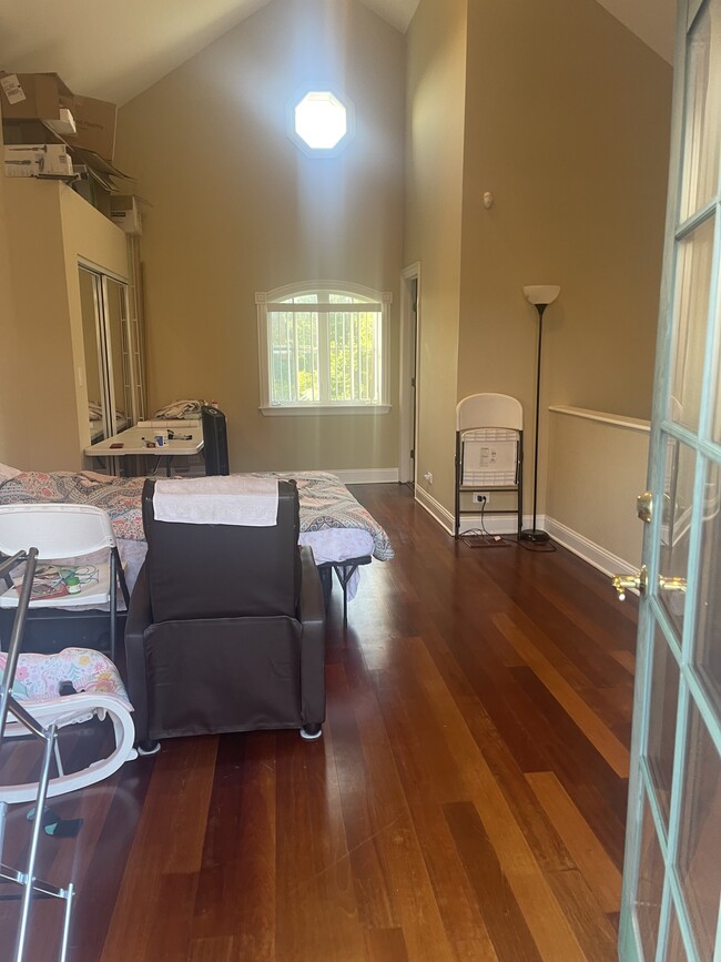 Building Photo - 4331 W Peterson Ave