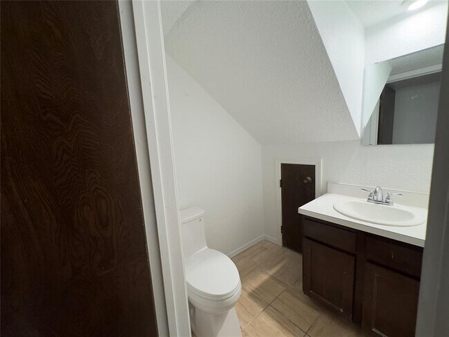 Building Photo - 3325 Brookhollow Ct