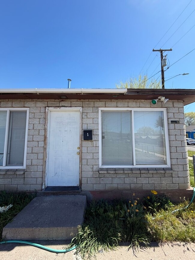 Building Photo - Spacious 1 bedroom, 1 bath Apartment with Tile Throughout!