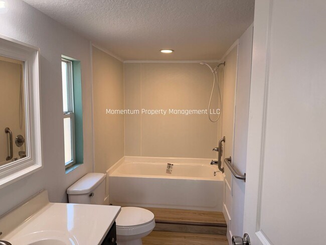 Building Photo - BEAUTIFUL 3/2 AVAILABLE NOW! ASK ABOUT OUR SPECIALS!!!