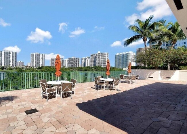 Building Photo - 20000 E Country Club Dr
