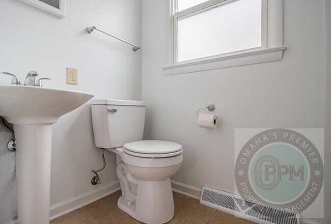 Building Photo - 1/2 OFF OF FIRST MONTH'S RENT! | Modern 3 Bd/2Ba Home | Near Aksarben