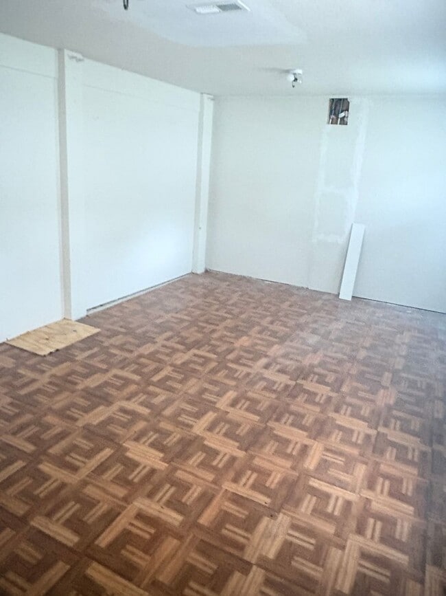 Building Photo - 3 Bedroom 2 Bath Home in Colington $2195/mo