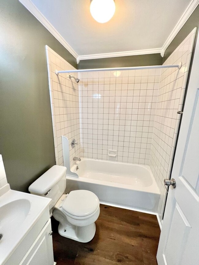 Building Photo - Available Now! 2 bed 1 bath Duplex in Madi...
