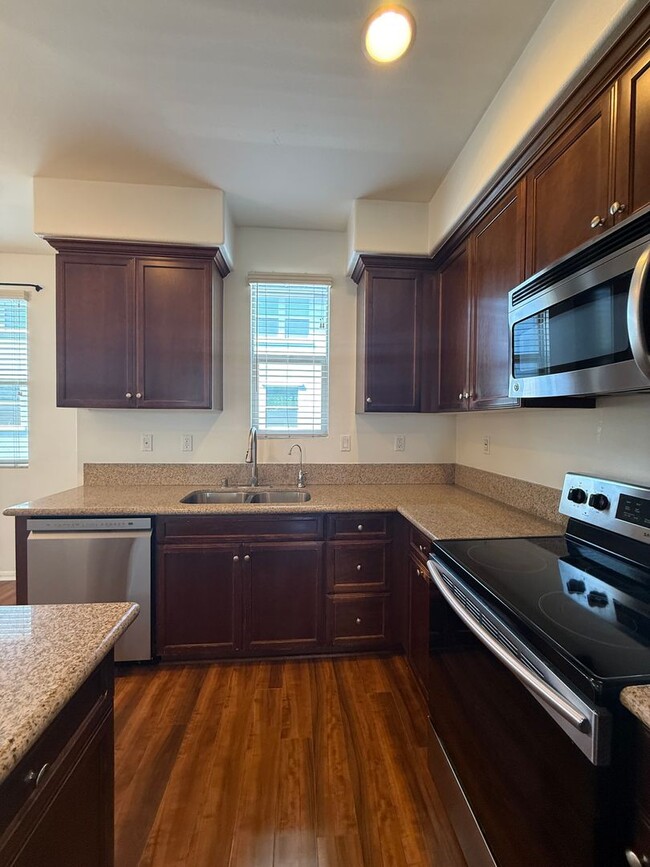 Building Photo - 2 Bedroom, 2.5 Bath Tri-level townhouse in Signal Hill