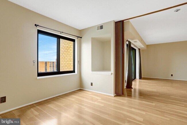 Building Photo - 307 Yoakum Pkwy