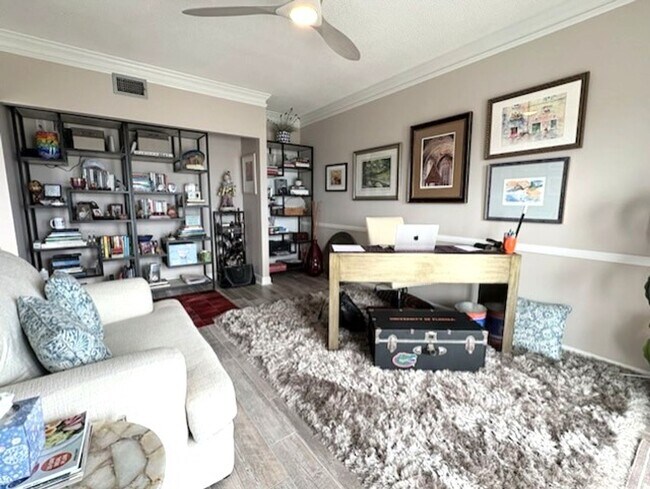 Building Photo - Stunning Penthouse with Amazing Views!