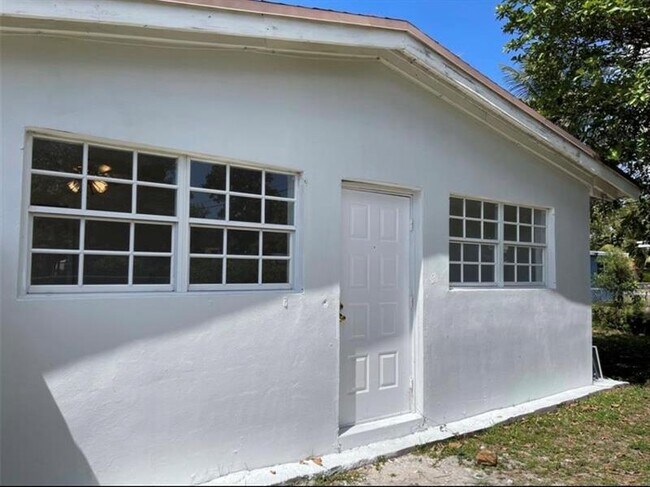 Building Photo - 3907 SW 59th Ave