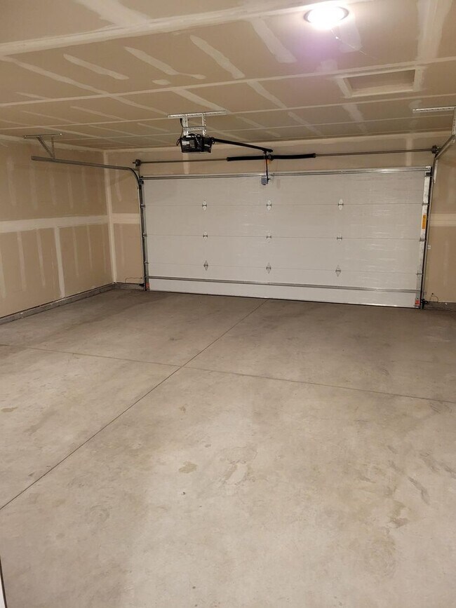 Building Photo - 3 Bedroom 2 1/2 Bathroom Townhouse- NEWLY BUILT-