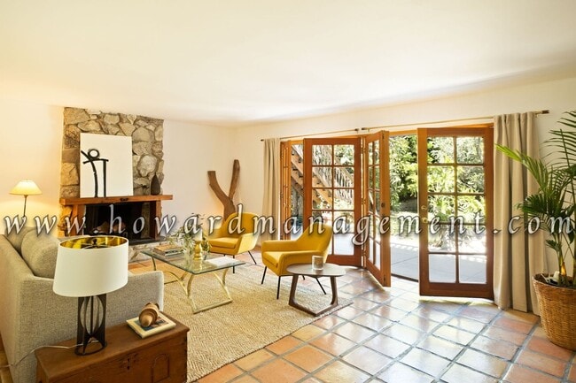 Building Photo - Stunning 5 Bedroom House in Santa Monica