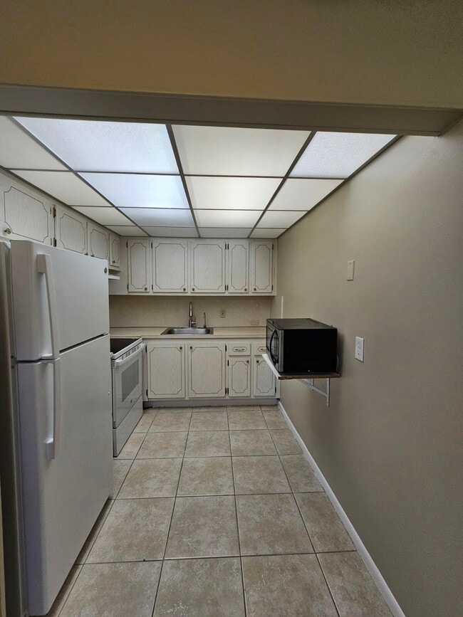 Building Photo - 114 Norwich E