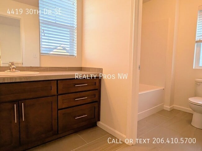 Building Photo - 4419 30th Dr SE