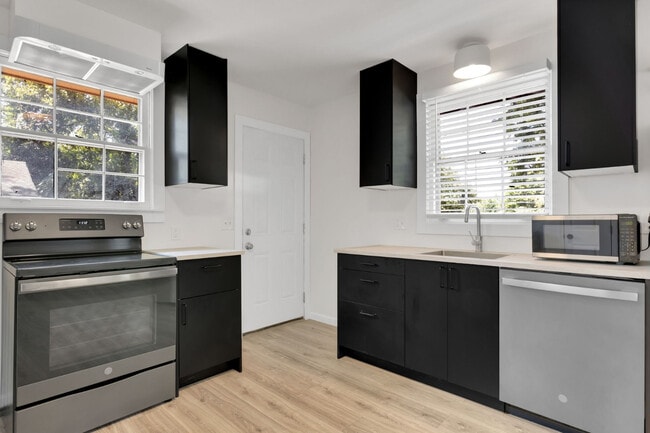 Building Photo - Renovated Duplex in Prime Walkable 12 South Location!