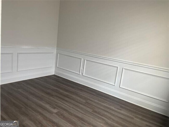 Building Photo - 560 Vandenburg Dr