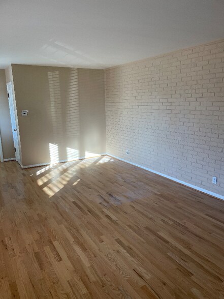 Building Photo - 2550 S Dahlia St