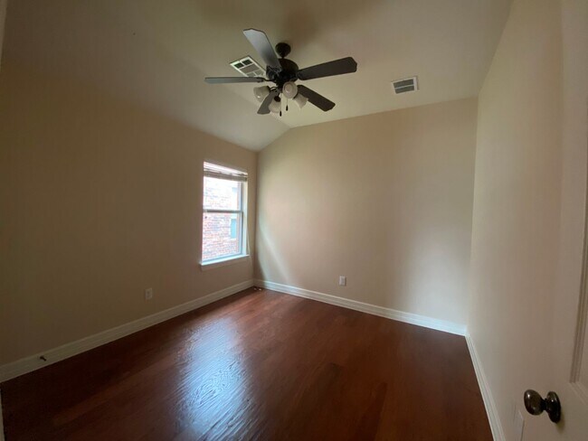 Building Photo - Great location, nice community! Won't last...