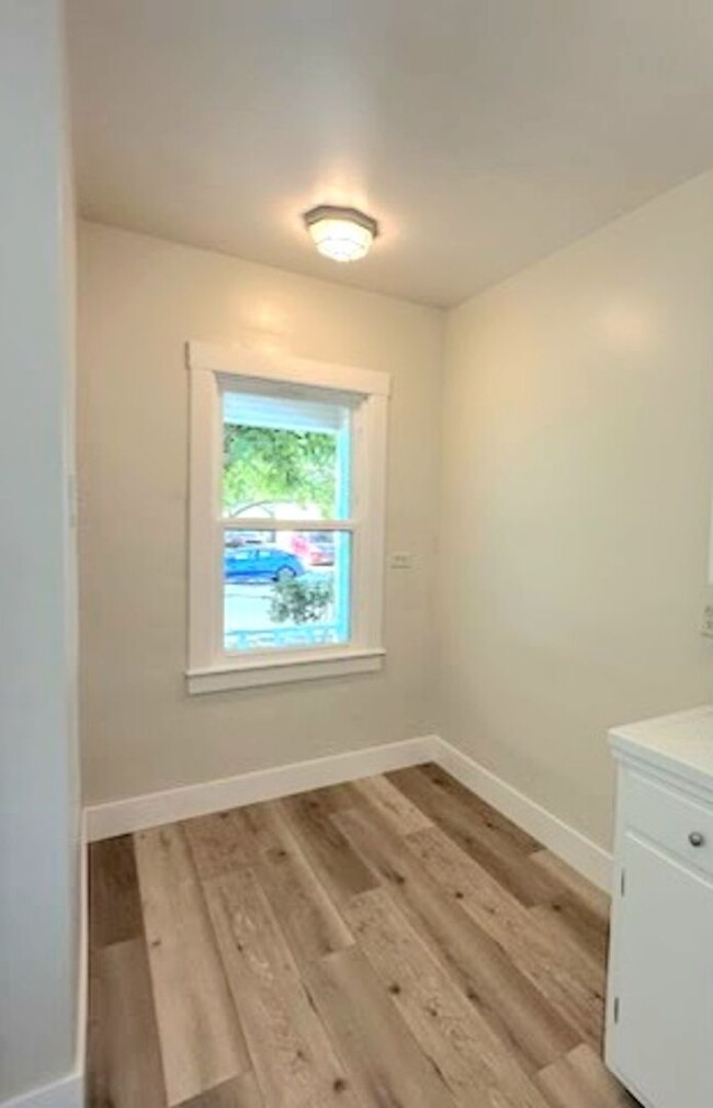 Building Photo - Very Cute Newly Renovated Single-Family Ho...