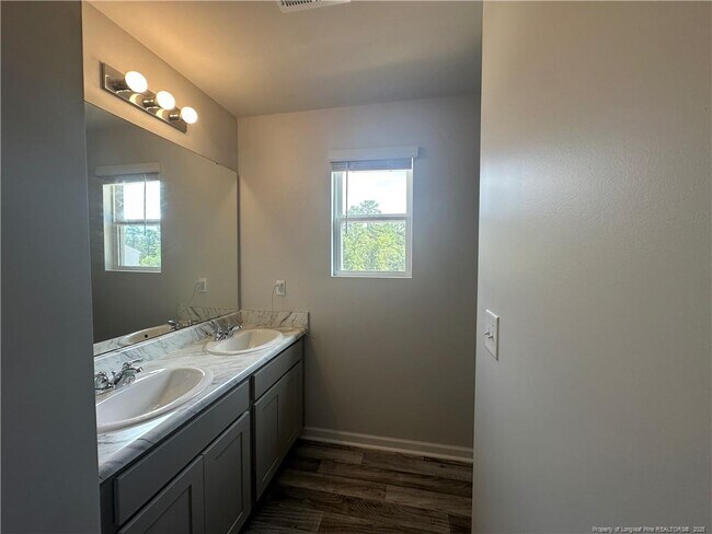 Building Photo - 910 Sapphire Stone Ln