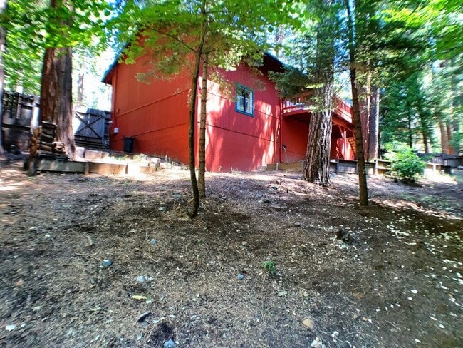 Building Photo - Pride of ownership in this 3/2 near the lake!