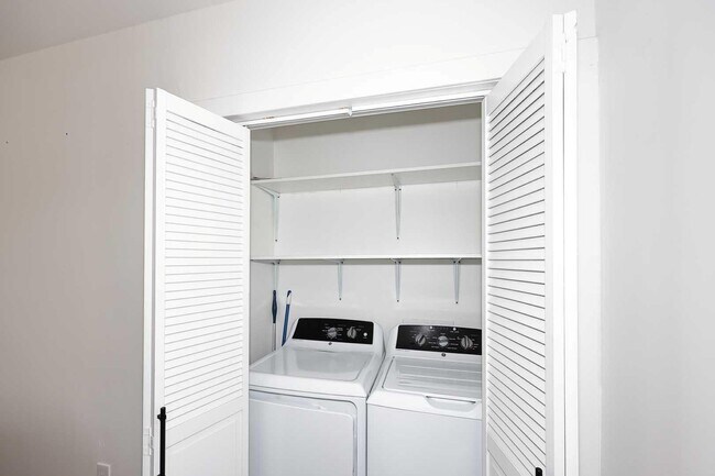 Building Photo - 716 W 11th St