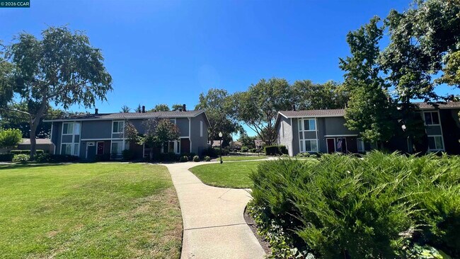 Building Photo - 2828 Royal Ann Ln