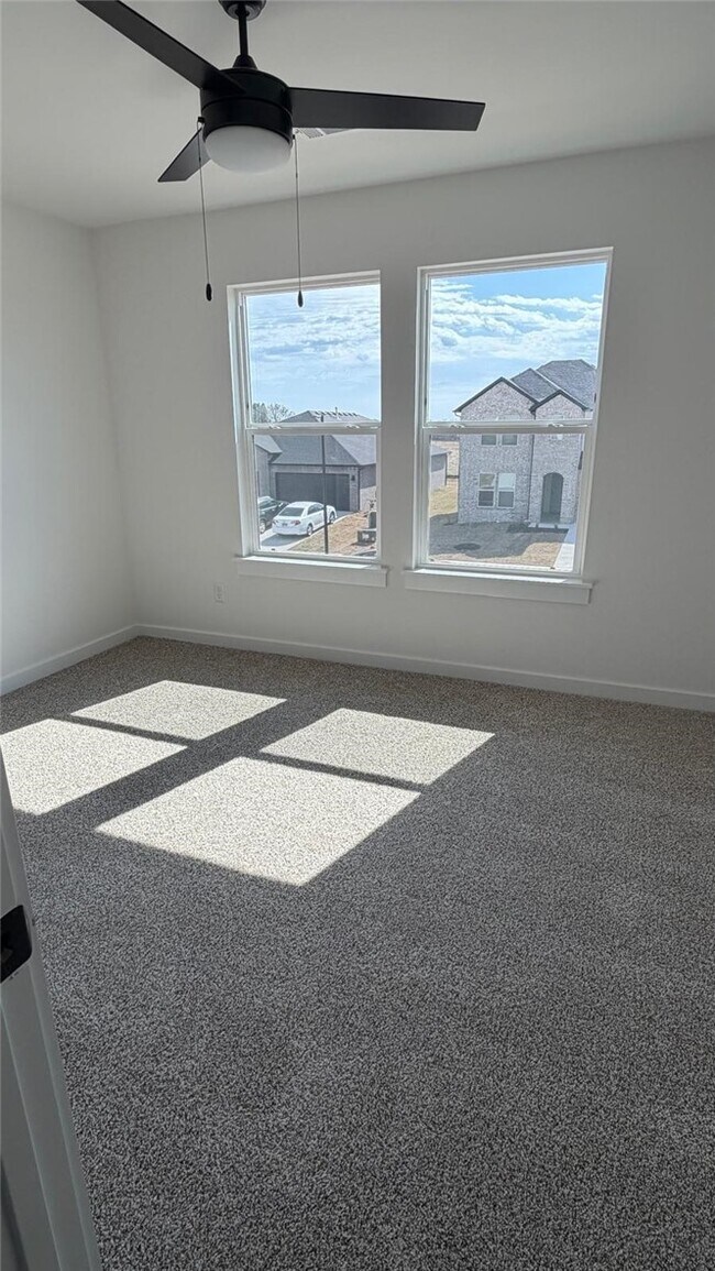 Building Photo - 2330 Longfellow Dr