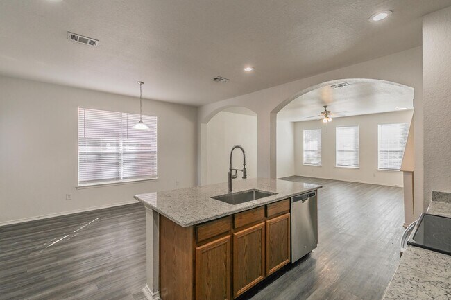 Building Photo - Newly Remolded in Lakewood-walking distance to the lake