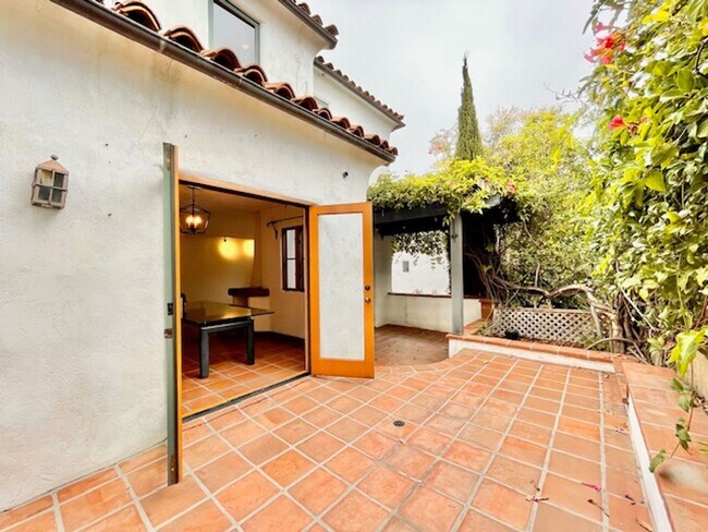 Building Photo - Spanish Style Downtown Townhome