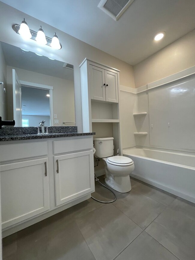 Building Photo - Large Daybreak home!