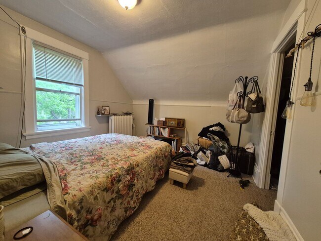 Building Photo - Recently remodeled 4 bedroom house in St P...