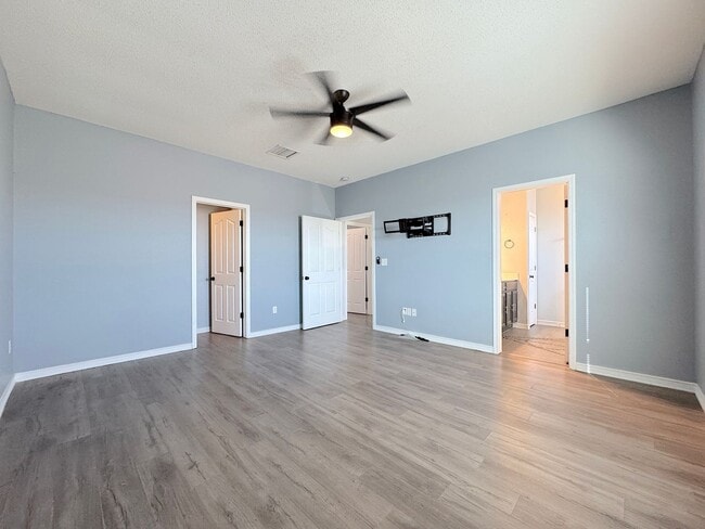 Building Photo - Gorgeous 5bed/3bath Refrig A/C with 2 Master Bedrooms!