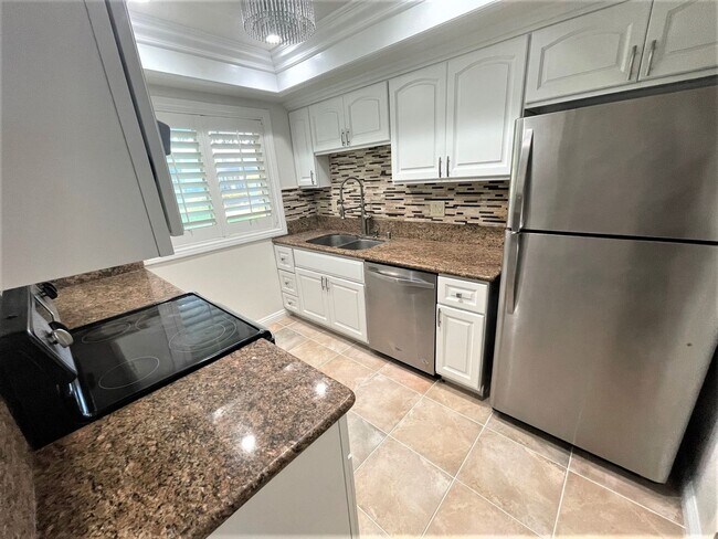 Building Photo - COSTA MESA 4BR/3BA TOWNHOME READY FOR MID-JULY OCCUPANCY
