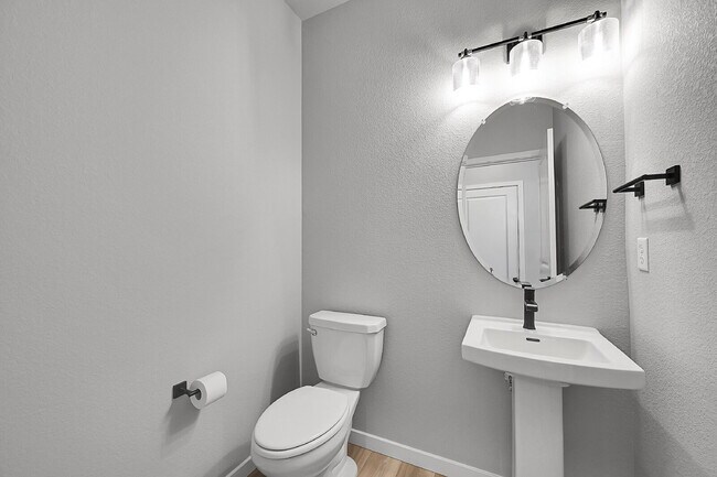 Building Photo - $2,495.00, 3 bed,2.5 bath located in Color...