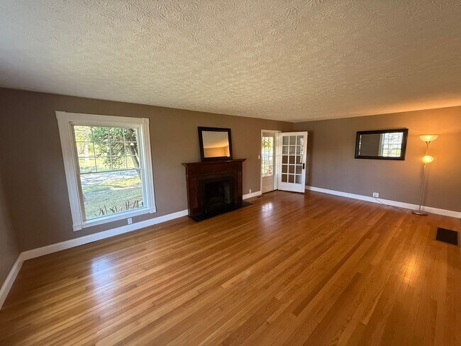 Building Photo - Spacious 4-Bedroom Property with In-Law Su...