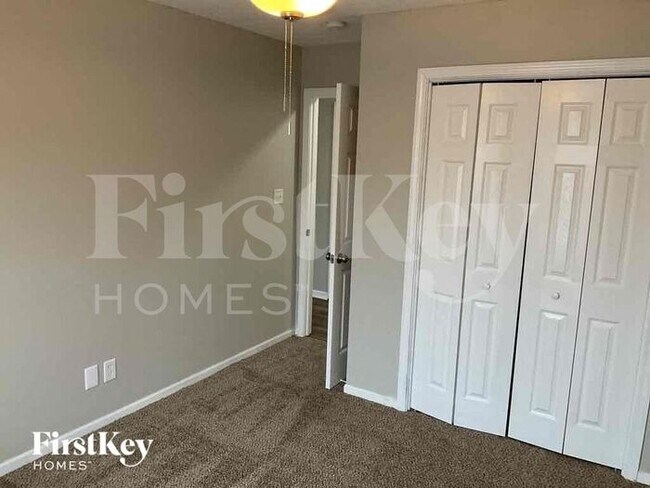 Building Photo - 904 E Madelyn Dr