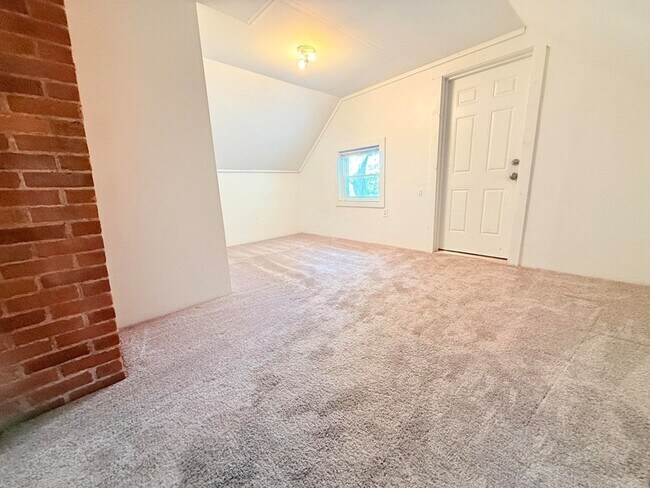 Building Photo - 10 Spruce Ave