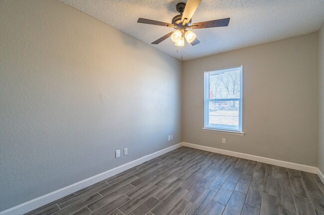 Building Photo - Cozy Comfort: Inviting 3 Bedroom, 1.5 Bath...