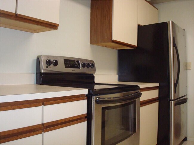 Building Photo - 887 Farmington Ave