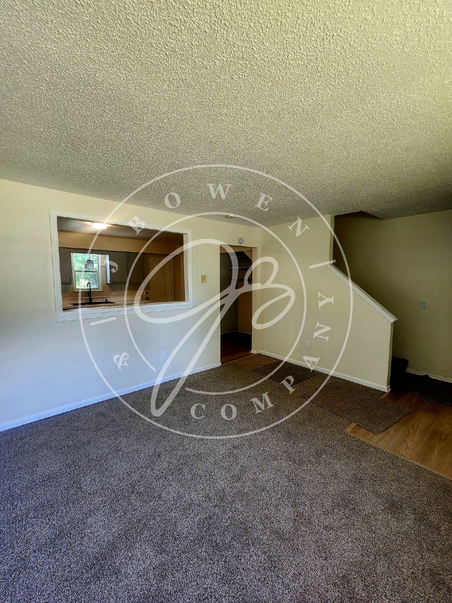 Building Photo - Preparing for showings! 3 bed 1.5 bath nea...