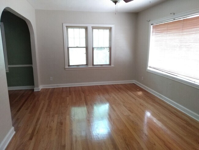 Building Photo - 1406 3rd Ave