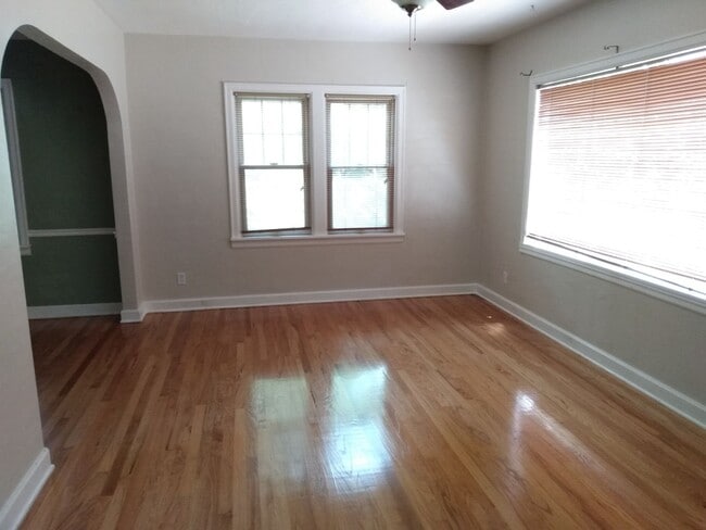 Building Photo - SUPER CUTE 3 BED/2 BATH BUNGALOW IN OLD TO...