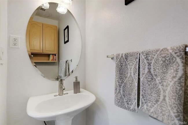 Building Photo - Westminster Townhome