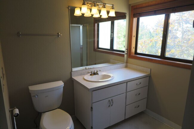 Building Photo - Secluded Lake Oswego Condo at Mountainside...