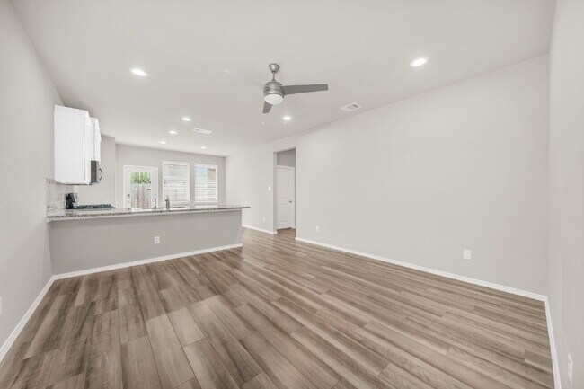 Building Photo - Welcome to this beautifully maintained 2-s...