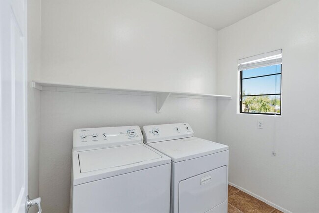 Building Photo - 5111 W El Cortez Trail
