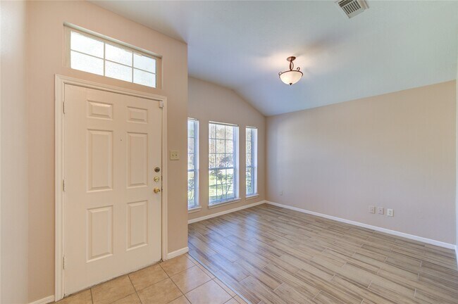 Building Photo - 5349 Pinewood Terrace