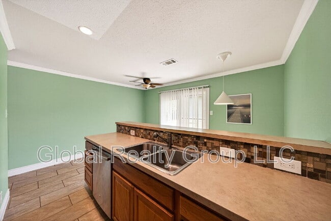 Building Photo - 517 Oak Dr