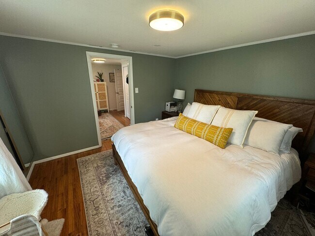 Building Photo - Awesome Home Near Downtown Athens!