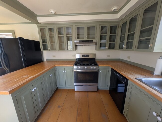 Building Photo - Beautiful 2 Bedroom House